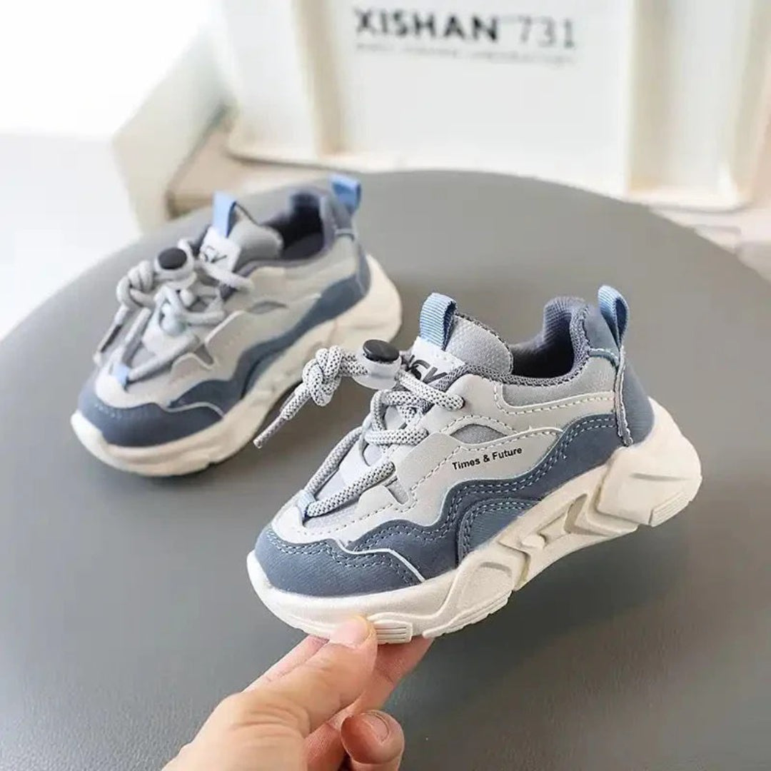 Lightweight breathable sports sneakers with elastic laces
