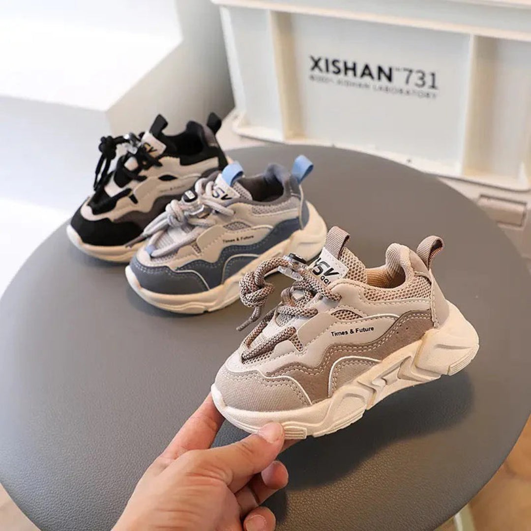 Lightweight breathable sports sneakers with elastic laces