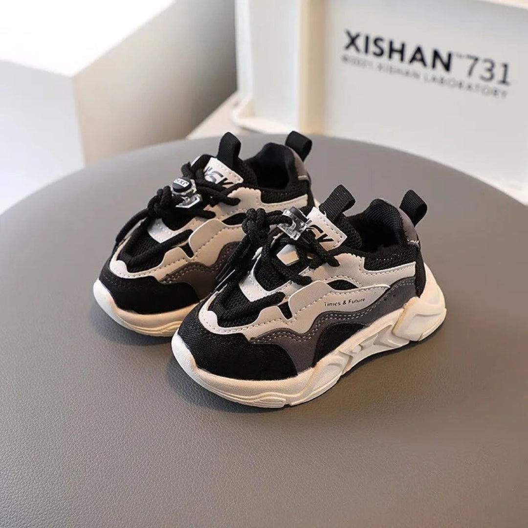 Lightweight breathable sports sneakers with elastic laces