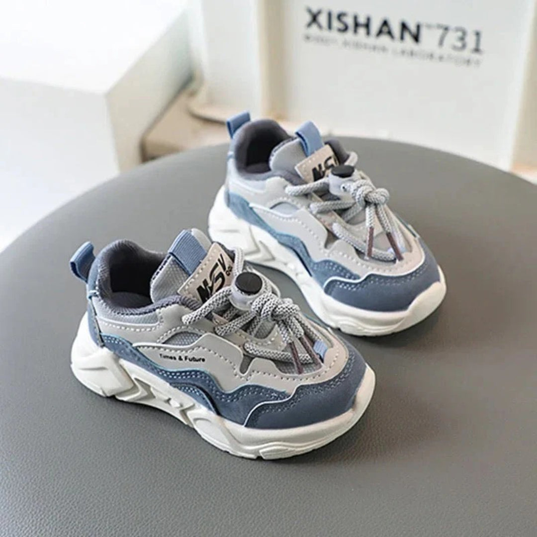 Lightweight breathable sports sneakers with elastic laces