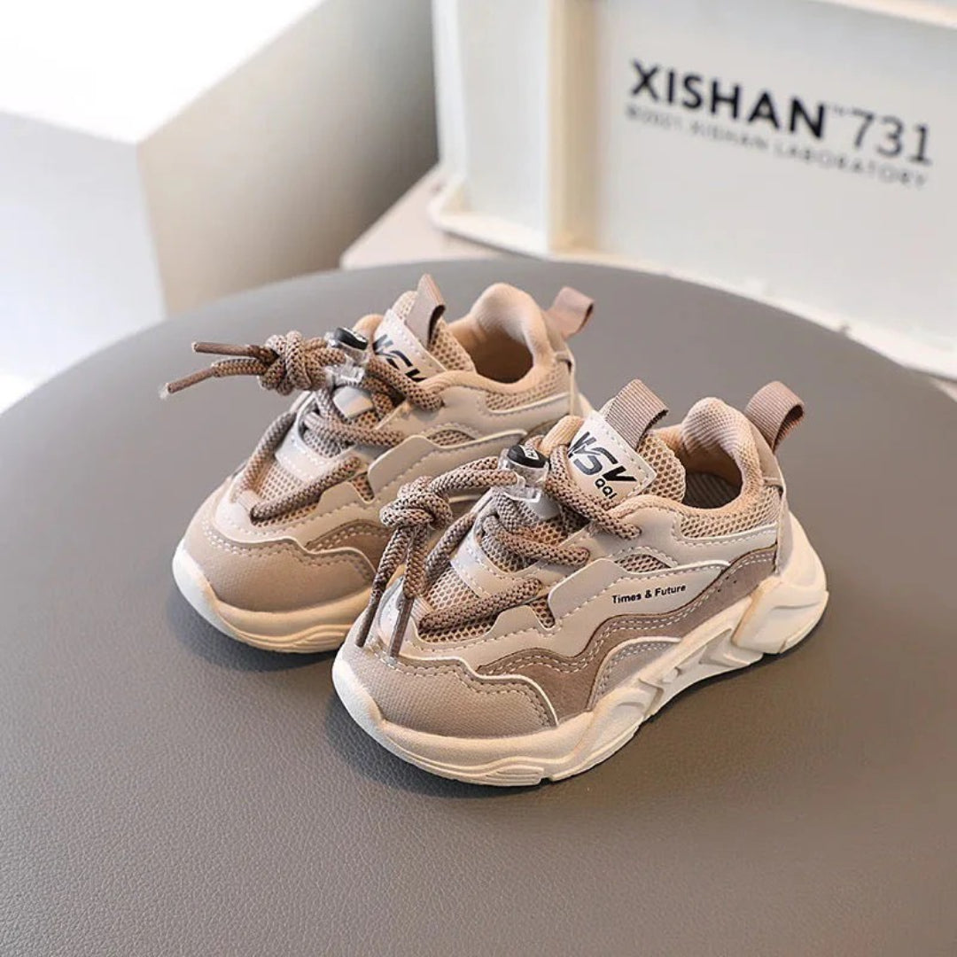 Lightweight breathable sports sneakers with elastic laces